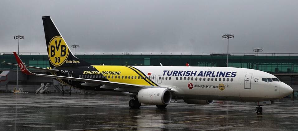 BVB Flieger der Turkish Airlines am Flughafen London Heathrow 24.05.2013 nach dem Flug zum Spiel FC BAYERN MUENCHEN gegen BORUSSIA DORTMUND im Fussball UEFA Champions League, Finale, im Wembley Stadion London am 25.05.2013 CL Saison 2012 2013, FCB, München, BVB