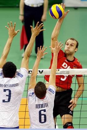 Ludwigsburg , Volleyball Länderspiel Deutschland vs. Frankreich von links: Gerald Hardy- Dessources Benjamin Toniutti ( FRA ) Dirk Westphal ( Deut )