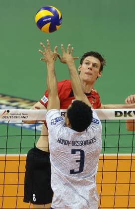Ludwigsburg , Volleyball Länderspiel Deutschland vs. Frankreich von vorne: gerald Hardy- Dessources ( FRA ) Marcus Böhme ( Deut )