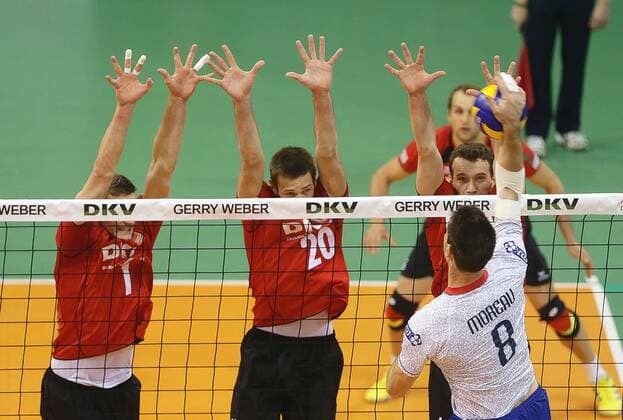 Ludwigsburg , Volleyball Länderspiel Deutschland vs. Frankreich hinten von links: Christian fromm Philipp Collin Denis Kaliberda ( Deut ) vorne: Marien Moreau ( FRA )