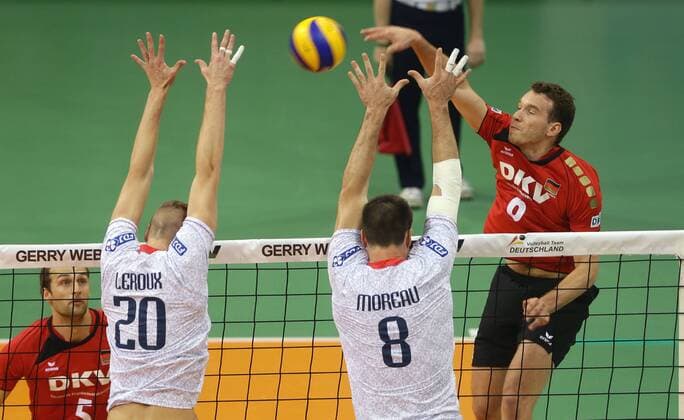 Ludwigsburg , Volleyball Länderspiel Deutschland vs. Frankreich rechts: Denis Kaliberda ( Deut )