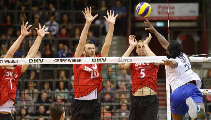 Ludwigsburg , Volleyball Länderspiel Deutschland vs. Frankreich von links: Christian Fromm Philipp Collin Dirk Westphal ( Deut ) Mory Sidibex ( FRA )