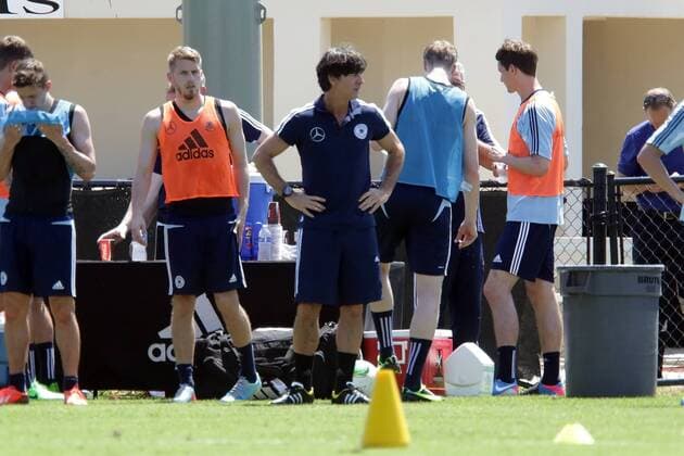 Bundestrainer Joachim Löw (D) neben Aaron Hunt