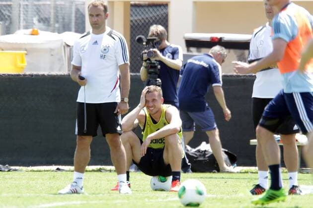 Lukas Podolski neben Co Trainer Hans Dieter Flick