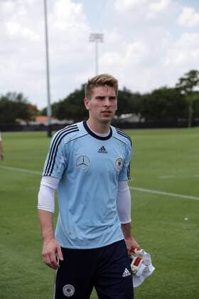 Ron Robert Zieler (D)