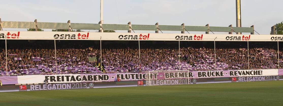 Fußball, Stadiongeschichte VfL Osnabrück 24.05.2013, Osnatel-Arena, Osnabrück, Relegation Hinspiel, VfL Osnabrück, im Bild Die ausverkaufte Osnabrücker Fankurve mit dem Banner GER, Relegation