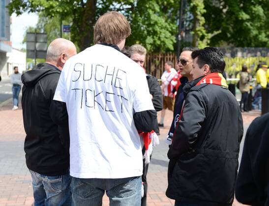 Fussball, Herren, Saison 2012 13, UEFA, Champions League, Finale in London, Borussia Dortmund - FC Bayern München, ein deutscher Fan sucht in der Nähe des Wembley Stadions Karten, 25.05. 2013,