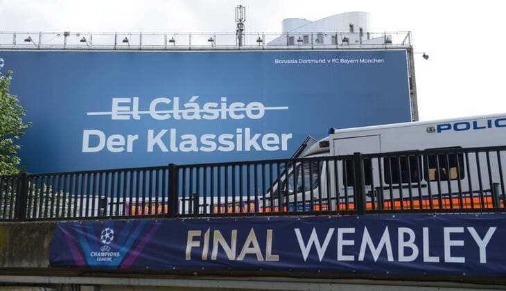 Fussball, Herren, Saison 2012 13, UEFA, Champions League, Finale in London, Borussia Dortmund - FC Bayern München, Werbung an der Metrostation Wembley Park in der Nähe des Wembley Stadions, Der Klassiker, El Clasico (Madrid - Barcelona) durchgestrichen, 25.05. 2013,