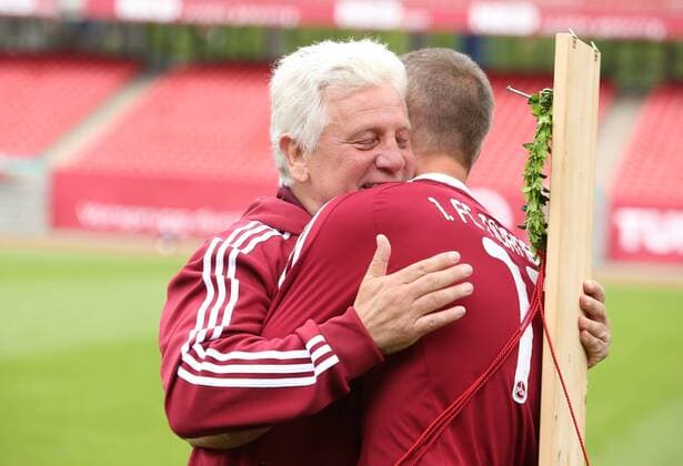 Trainer Dieter Nüssing (links) umarmt Marek MINTAL (beide 1. FC Nürnberg II), Verabschiedung, Abschiedsspiel, Emotionen EP_Fwt