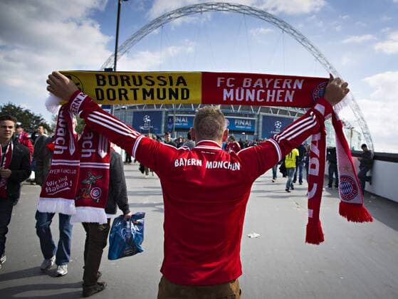 London, 25.05.2013, Wembley Bayern Fan zeigt seinen Endspielschal Borussia Dortmund (BVB) - FC Bayern München Champions League Finale der Herren