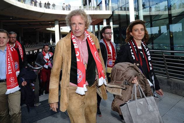 Fussball Champions League Finale Borussia Dortmund - Bayern München am 25.05.2013 im Wembley-Stadion in London Der Radio- und Fernsehmoderator Thomas Gottschalk trägt einen Schal des FC Bayern München