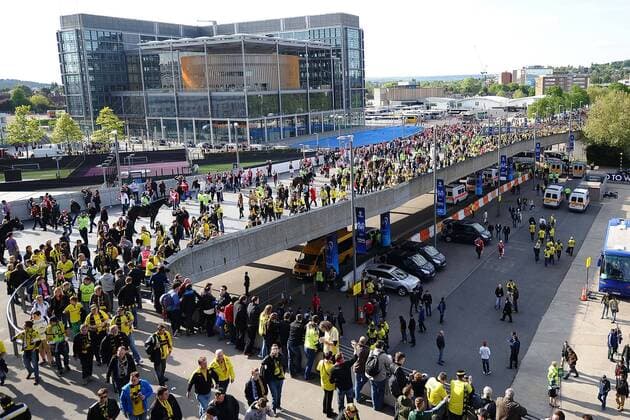 Fussball Champions League Finale Borussia Dortmund - Bayern München am 25.05.2013 im Wembley-Stadion in London Die Fans beider Teams strömen ins Wembley-Stadion