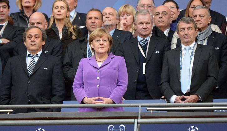 25.05.2013, xjhx, UEFA Champions League Finale, Borussia Dortmund - FC Bayern München, v.l. Michel Platini (UEFA); Bundeskanzlerin Angela Merkel, DFB Präsident Wolfgang Niersbach (Deutsche Fussball Bund)