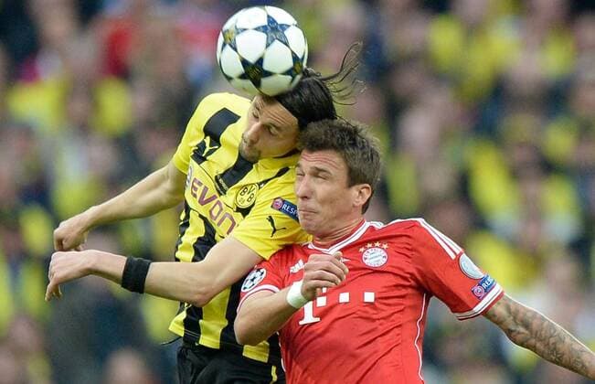 Dortmunds Neven Subotic und Münchens Mario Mandzukic im Zweikampf, Aktion, um den Ball gegen FC BAYERN MÜNCHEN - BORUSSIA DORTMUND ( - ) Fussball UEFA Champions League, Finale, im Wembley Stadion London am 25.05.2013 CL Saison 2012 2013, FCB, München, BVB