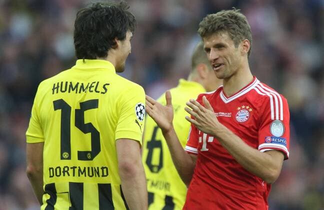 Thomas Müller Müller (Bayern 25) Mats HUMMELS Nr. 15 BVB gestikuliert und gibt Anweisungen, Aktion, Einzelbild, Gestik, Geste, Handbewegung, zeigen, deuten FC BAYERN MÜNCHEN - BORUSSIA DORTMUND ( - ) Fussball UEFA Champions League, Finale, im Wembley Stadion London am 25.05.2013 CL Saison 2012 2013, FCB, München, BVB