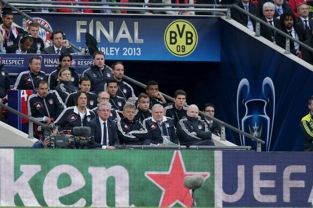 Die Bank des FC Bayern München mit Trainer Jupp HEYNCKES (FC Bayern München) und Sportdirektor Matthias SAMMER (FC Bayern München) EP_GST