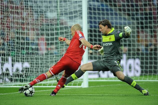 Fussball Champions League Finale Borussia Dortmund - Bayern München am 25.05.2013 im Wembley-Stadion in London Torschuss zum 1:0 durch Arjen Robben ( München ), links - Roman Weidenfeller ( Dortmund ), rechts