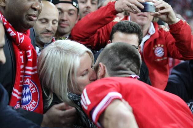 25.05.2013 Wembley Stadium, London, England. Franck Ribery of Bayern Munich kisses a women in the crowd after the Champions League Final between Bayern Munich and Borussia Dortmund from Wembley Stadium. xKieranxGalvinx  ActionPlus20239879