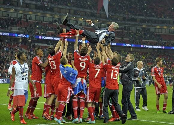 25.05.2013, Fussball Champions League Finale: Borussia Dortmund - FC Bayern München, im Wembley-Stadion London (England). Siegerehrung und Siegesfeier nach dem Spiel. Trainer Jupp Heynckes (Bayern München) wird von den Spielern in die Höhe geworfen.