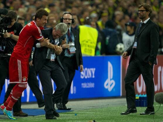 Fussball UEFA Champions League 25.05.2013 Finale London Wembley Stadion Borussia Dortmund GER geg FC Bayern München GER 1:2 Schlussjubel vlnr Mario MANDZUKIC 9 FCB Jupp HEYNCKES Trainer FCB Jürgen KLOPP Trainer BoDo rechts