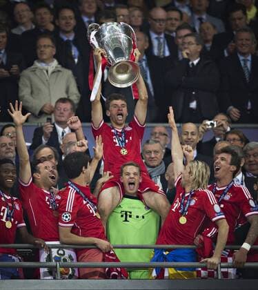 London, 25.05.2013, Wembley Münchener Schlussjubel: Thomas Mueller (FCB), Torwart Manuel Neuer (FCB) mit Pokal FC Bayern München Champions League Finale der Herren