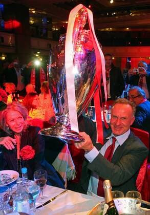 Karl-Heinz RUMMENIGGE (Vorstandsvorsitzender FCB AG) , Champions League Pokal, Trophäe, Trophy, Fussball UEFA Champions League, Finale, beim Champions League Finale Bankett im Grosvenor House CL Saison 2012 2013, FCB, München, BVB FC BAYERN MÜNCHEN - BORUSSIA DORTMUND (2 -1 )