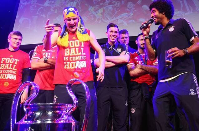 Bastian Schweinsteiger (Bayern 31), DANTE (FCB Nr.4) Bonfim Costa Santos , Toni KROOS (FCB Nr.39) Fussball UEFA Champions League, Finale, beim Champions League Finale Bankett im Grosvenor House CL Saison 2012 2013, FCB, München, BVB FC BAYERN MÜNCHEN - BORUSSIA DORTMUND (2 -1 )