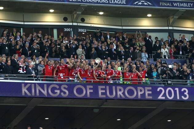 Philipp LAHM (FC Bayern München - 21) hebt den pokal, Henkelpott in die Höhe - Der FC Bayern München ist Sieger der Champions League 2013 anch dem 2-1 Sieg im Finale von Wembley gegen Borussia Dortmund EP_GST