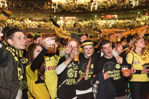Public Viewing in der Westfalenhalle zum Champions-League-Finale zwischen Borussia Dortmund und dem FC Bayern München in Wembley. Dortmund BvB Public Viewing Westfalenhalle