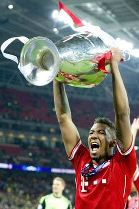 Jerome BOATENG jubelt mit Pokal, Fussball Champions League Finale 2013 BVB Borussia Dortmund (DO) - FC Bayern München 1:2. Saison2012 13, WEMBLEY Stadion, 25.05.2013.
