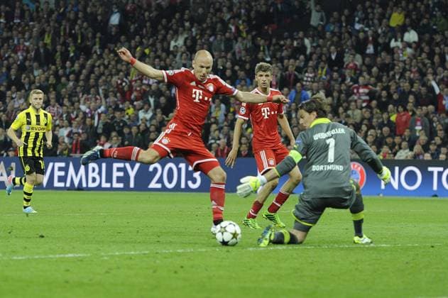 Arjen ROBBEN (Bayern München) schiesst das Tor zum 1-2. gegen Roman WEIDENFELLER ,Torwart (Borussia Dortmund) ,Aktion,Zweikampf, Fussball Champions League Finale 2013 Borussia Dortmund (DO) - FC Bayern München (M) 1-2. Saison2012 13, WEMBLEY Stadion, 25.05.2013.