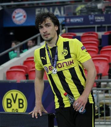 Dortmund s Mats Hummels looks on dejected - Borussia Dortmund vs Bayern Munich - UEFA Champions League Final - Wembley Stadium - London - England -25 05 2013 - Pic David Klein Sportimage EDITORIAL USE ONLY. No use with unauthorised audio, video, data, fixture lists, club league logos or live services. Online in-match use limited to 120 images, no video emulation. No use in betting, games or single club league player publications.