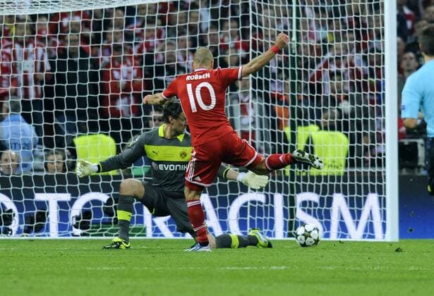 Fussball, UEFA-Champions-League Saison 2012 2013, Herren, Finale im Londoner Wembley Stadion: Bor. Dortmund, BVB (gelb) - FC Bayern München, München, FCB (rot) 1:2; Das entscheidende Tor zum 2:1 Sieg der Bayern durch Arjen Robben (FCB) gegen Roman Weidenfeller (BVB), Aktion.