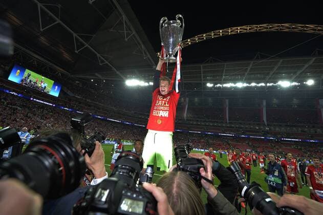 Fußball, FC Bayern München, Champions League Sieger 2013 LONDON, 25.05.2013, Manuel Neuer (FC Bayern München) mit dem Champions League Pokal im UEFA Champions League Finale 2013 Borussia Dortmund gegen FC Bayern München im Wembley Stadion in London, 25.05.2013.