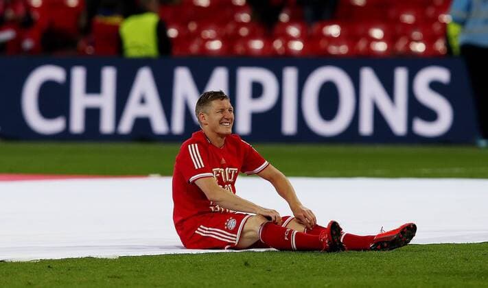 Bayern München gewinnt die Champions League 2013. Bastian Schweinsteiger (Bayern) sitzt freudig auf dem Rasen . Borussia Dortmund - FC Bayern München . London, ENG, 25.05.2013 , Finale, Fussball-Champions League 2013 .