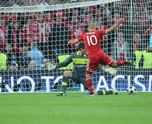 London, Grossbritannien, Herren Fussball, UEFA Champions League finale, Borussia Dortmund vs FC Bayern München, 25.05.2013, Wembley London, Arjen Robben erzielte das 1:2 gegen Roman Weidenfeller