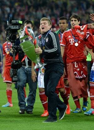 FUSSBALL CHAMPIONS LEAGUE SAISON 2012 2013 FINALE FC Bayern München 25.05.2013 Champions League Sieger 2013 FC Bayern München:Toni Kroos jubelt mit dem Pokal. Seine Teamkollegen jubeln mit dem Spieler 
