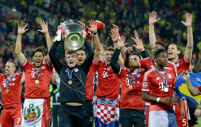 FUSSBALL CHAMPIONS LEAGUE SAISON 2012 2013 FINALE FC Bayern München 25.05.2013 Champions League Sieger 2013 FC Bayern München:Toni Kroos jubelt mit dem Pokal. Seine Teamkollegen jubeln mit dem Spieler 