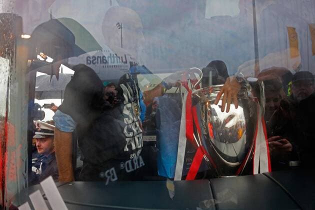 Arjen ROBBEN, 10 FCB steigt mit dem CL DFB Pokal , Trophäe, Trophäe, Pott in der Hand in den Mannschaftsbus ein FC BAYERN Ankunft mit Pokal nach Champions League Sieg Fussball 1. Bundesliga , Franz-Joseph-Strauss Flughafen München, am 26.05.2013 FCB, CL,