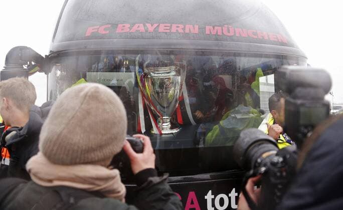 CL DFB Pokal , Trophäe, Trophäe, Pott steht an der Windschutzscheibe im Mannschaftsbus FC BAYERN Ankunft mit Pokal nach Champions League Sieg Fussball 1. Bundesliga , Franz-Joseph-Strauss Flughafen München, am 26.05.2013 FCB, CL,