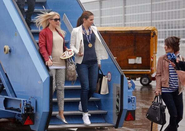 Claudia Lahm, Ehefrau von Philipp LAHM FCB21, Lisa, Ehefrau von Thomas Müller mit CL Medaille steigen aus dem Flugzeug aus FC BAYERN Ankunft mit Pokal nach Champions League Sieg Fussball 1. Bundesliga , Franz-Joseph-Strauss Flughafen München, am 26.05.2013 FCB, CL,