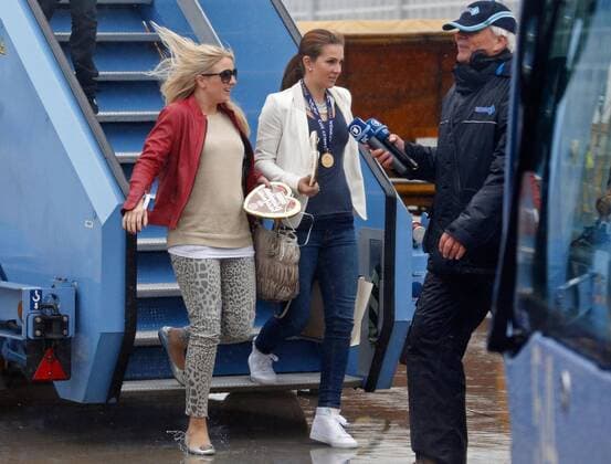 Claudia Lahm, Ehefrau von Philipp LAHM FCB21, Lisa, Ehefrau von Thomas Müller mit CL Medaille steigen aus dem Flugzeug aus FC BAYERN Ankunft mit Pokal nach Champions League Sieg Fussball 1. Bundesliga , Franz-Joseph-Strauss Flughafen München, am 26.05.2013 FCB, CL,