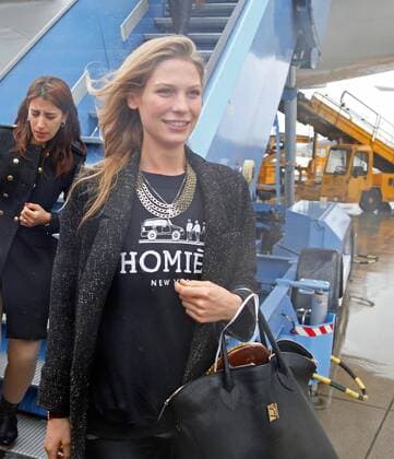 Sarah BRANDNER, Freundin von Bastian SCHWEINSTEIGER steigt aus dem Flugzeug aus FC BAYERN Ankunft mit Pokal nach Champions League Sieg Fussball 1. Bundesliga , Franz-Joseph-Strauss Flughafen München, am 26.05.2013 FCB, CL,
