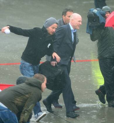 26.05.2013, Fussball Ankunft des UEFA Champions League Sieger 2013 FC Bayern München am Flughafen München. Sportvorstand Sportdirektor Matthias Sammer (mi., Bayern München)