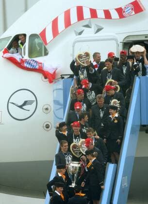 26.05.2013, Fussball Ankunft des UEFA Champions League Sieger 2013 FC Bayern München am Flughafen München. die Bayern steigen mit Pokal aus dem Flieger