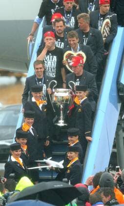 26.05.2013, Fussball Ankunft des UEFA Champions League Sieger 2013 FC Bayern München am Flughafen München. die Bayern Spieler steigen mit Pokal aus
