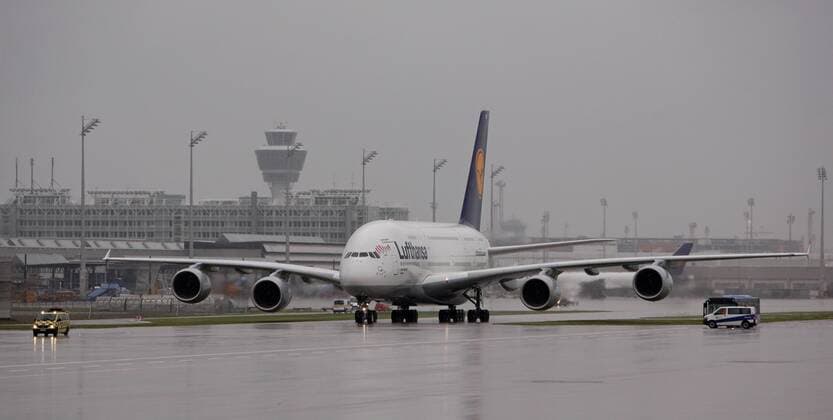 26.05.2013, Fussball Ankunft des UEFA Champions League Sieger 2013 FC Bayern München am Flughafen München. die Bayern Spieler Flieger landet