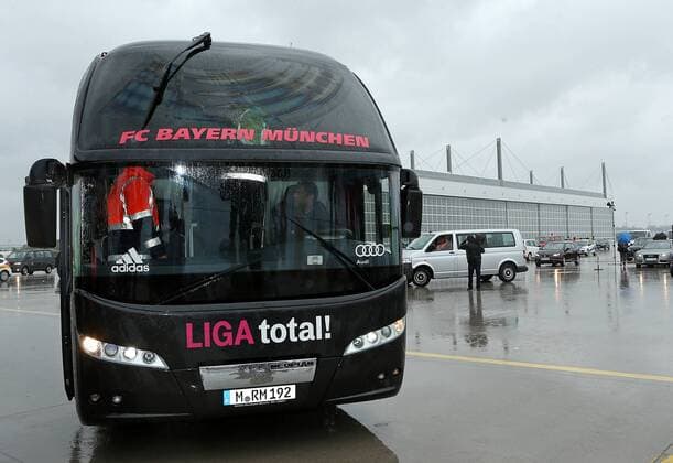 26.05.2013, Fussball Ankunft des UEFA Champions League Sieger 2013 FC Bayern München am Flughafen München. Bayern Bus