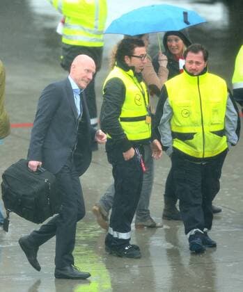 26.05.2013, Fussball Ankunft des UEFA Champions League Sieger 2013 FC Bayern München am Flughafen München. Sportvorstand Sportdirektor Matthias Sammer (li., Bayern München)