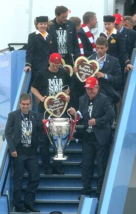 26.05.2013, Fussball Ankunft des UEFA Champions League Sieger 2013 FC Bayern München am Flughafen München. vorn v.l. Thomas Müller (Bayern München) und Trainer Jupp Heynckes (Bayern München) mit Pokal steigen aus , dahinter v.l. Bastian Schweinsteiger (Bayern München) und Thomas Müller (Bayern München)